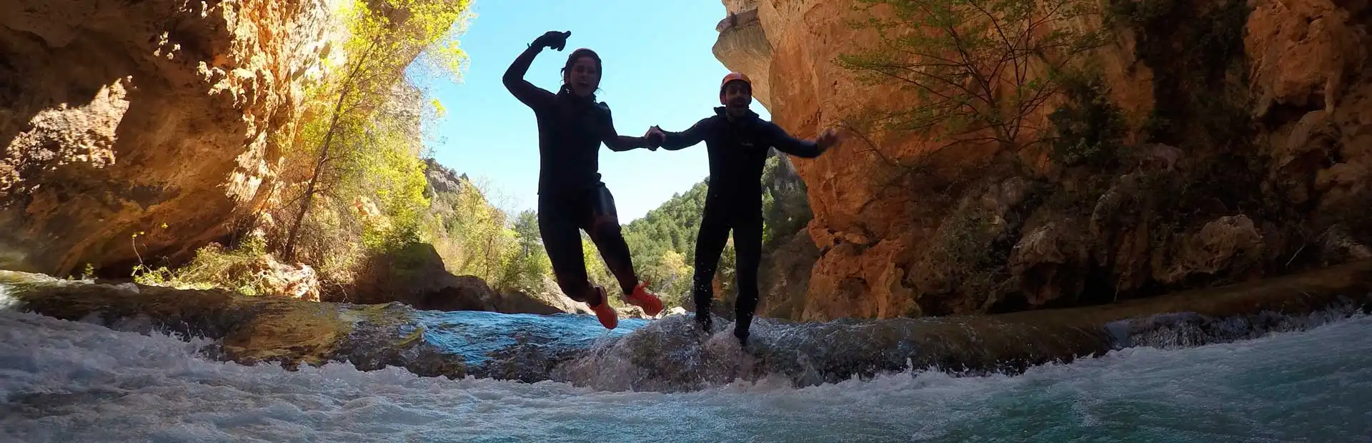 Pareja haciendo barranquismo en el Júcar Aventura en Cuenca